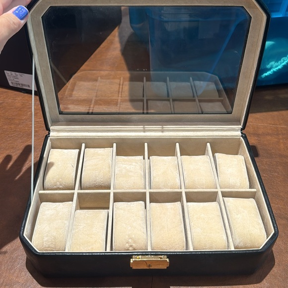 LEATHER WATCH BOX WITH KEY - Picture 4 of 5